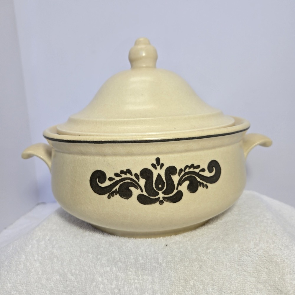 Vintage - Pfaltzgraff Village 2 Quart Casserole with Lid and Handles 6-315 - USA